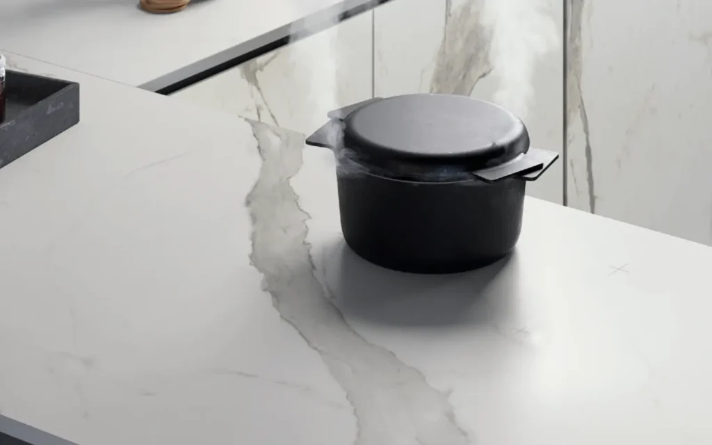 cocina con inducción invisible integrada en la encimera