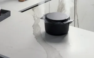 cocina con inducción invisible integrada en la encimera